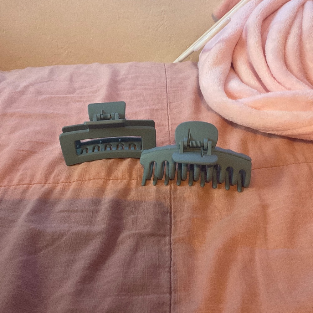 Two Blue claw clips